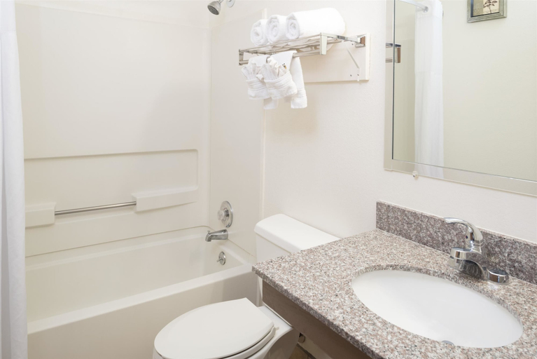 Bathroom 5, Super 8 by Wyndham Nampa, Canyon