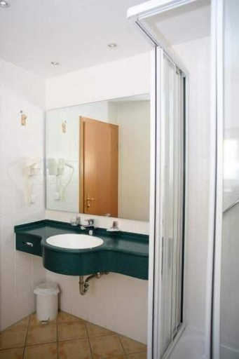 Bathroom 3, Landgasthaus Zum Alten Fritz, Neuwied