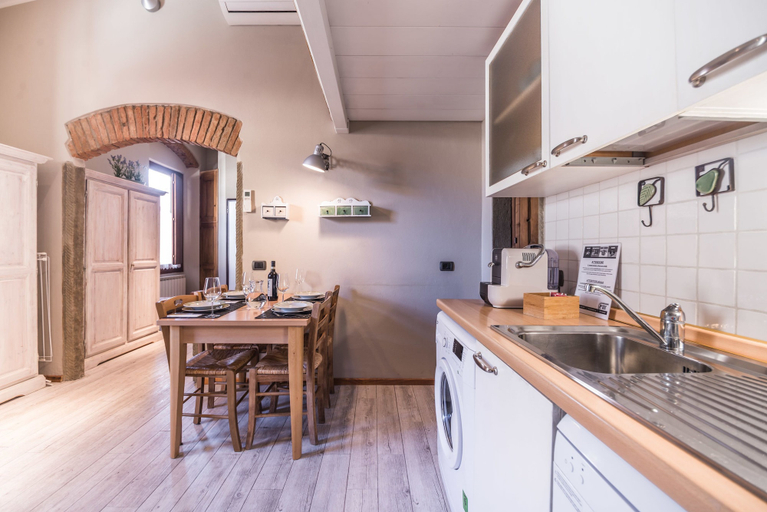 Others 5, A Few Steps to The Duomo Upscale 2BD Apt, Florence