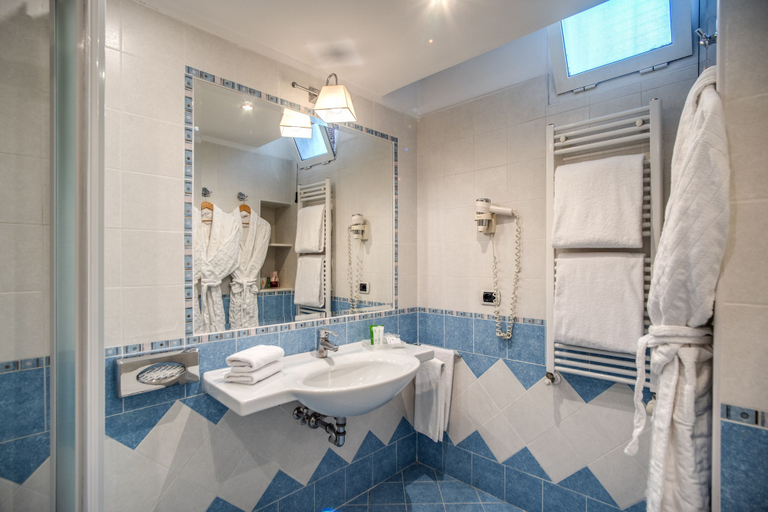 Bathroom 4, Napoleon Hotel, Roma
