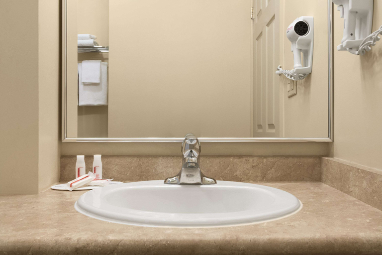 Bathroom 4, Days Inn Guelph, Wellington