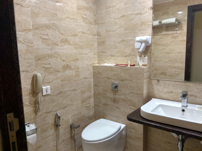 Bathroom 5, St Laurn - The Spiritual Resort, Ahmadnagar