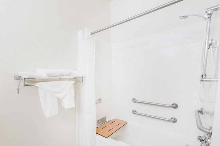 Bathroom 5, Super 8 By Wyndham Holton, Jackson