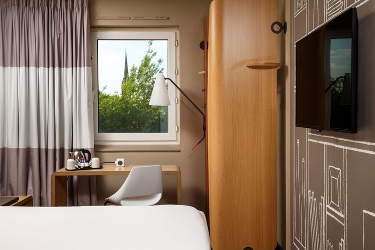 Bedroom 4, ibis Coventry Centre, Coventry