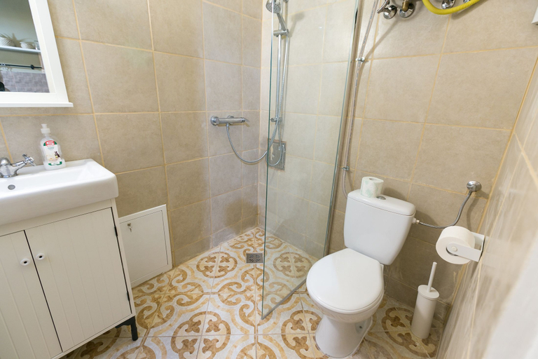 Bathroom 2, Magical Ernesto II., Budapesti