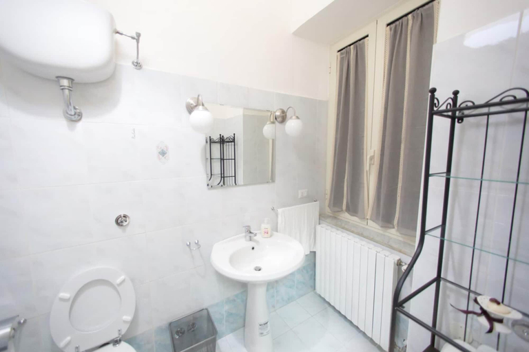 Bathroom 5, Giualduomo, Benevento