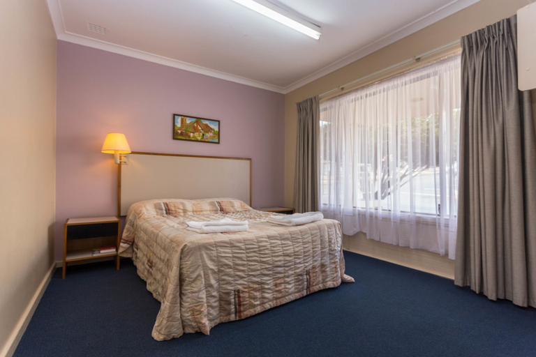 Bedroom 3, Sleepwell Motel, Albany