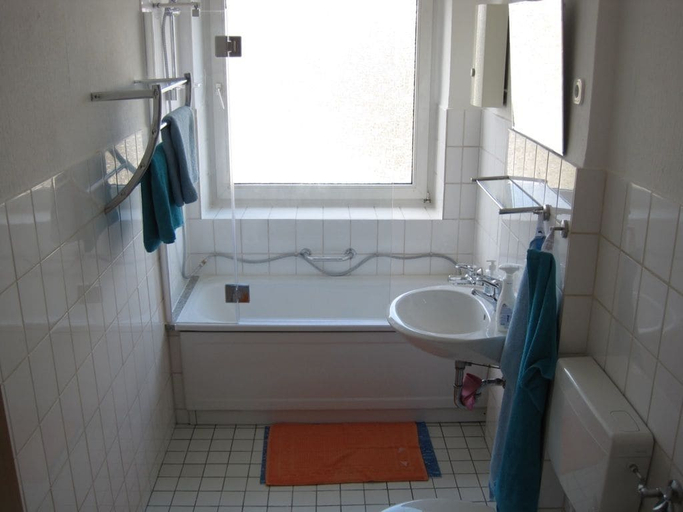 Bathroom, 92B Bahnhofstr. Apartment, Recklinghausen