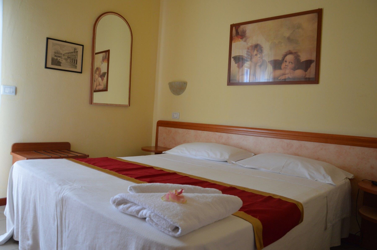 Bedroom 3, Hotel Carolin, Rimini