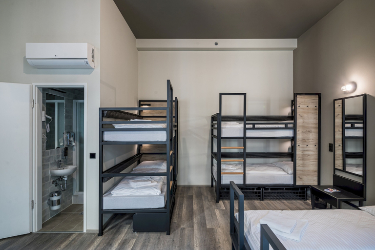 Bedroom 3, a&o Hostel Budapest City, Budapesti