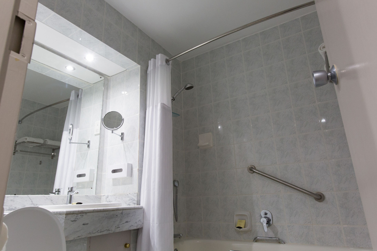 Bathroom 4, Holiday Inn MUTARE by IHG, Mutare