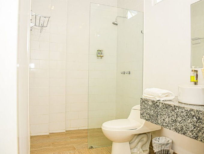 Bathroom 3, Hotel Kinova, Salinas
