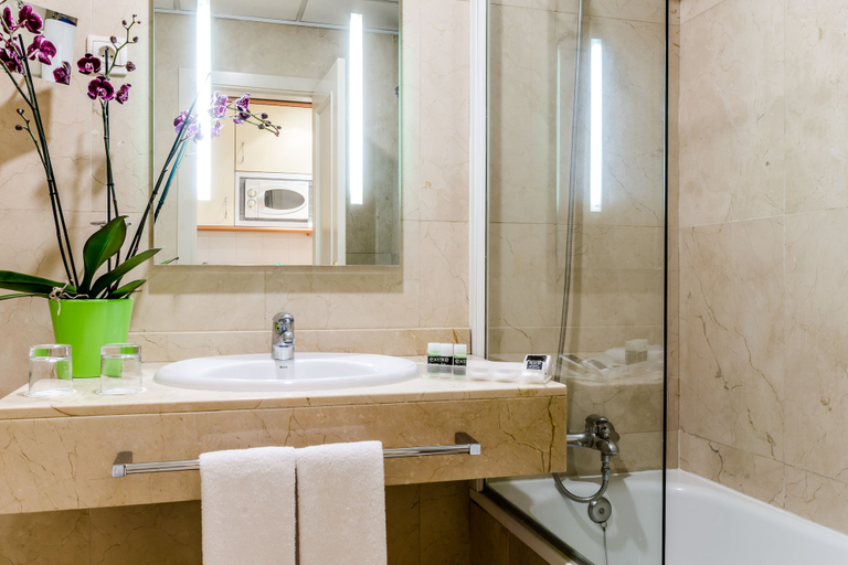 Bathroom 4, Hotel Exe Suites 33, Madrid