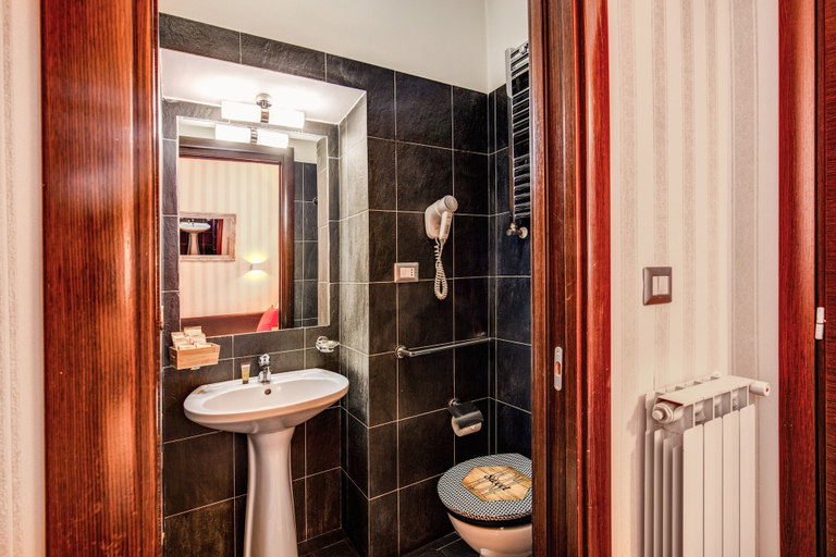 Bathroom 5, Auditorium Mecenate, Rome