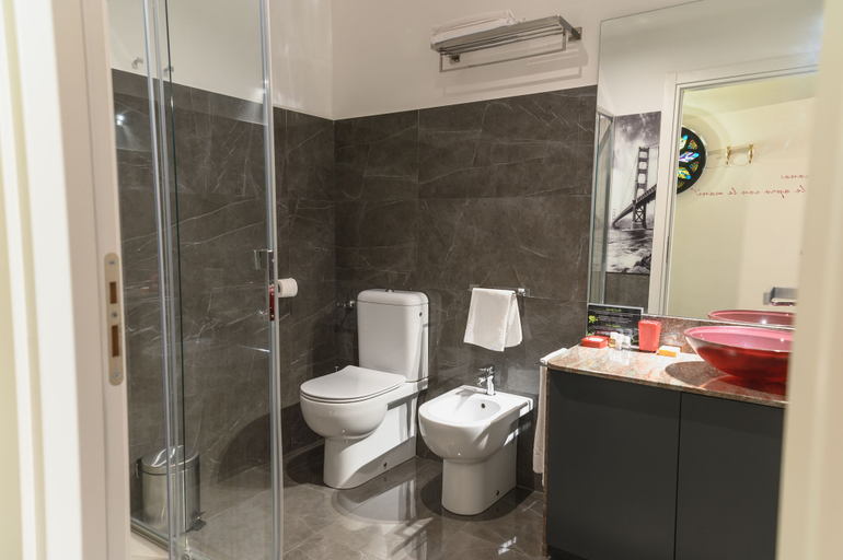 Bathroom 5, Residence CineApollo, Messina