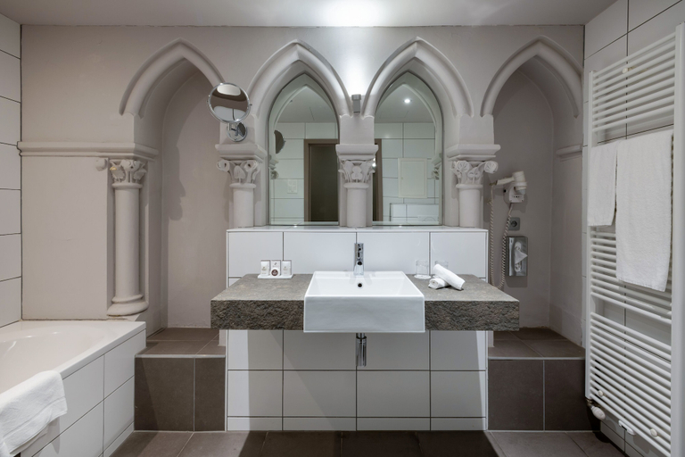 Bathroom 4, Martin's Patershof, Antwerpen