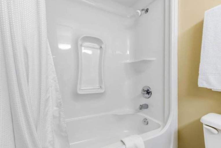 Bathroom 4, Coast Swift Current Hotel, Division No. 8
