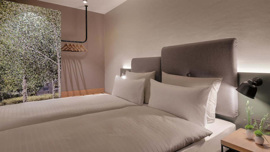 Bedroom 2, Hotel the YARD, Berlin