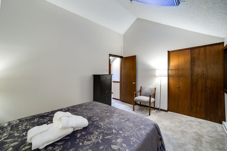 Bedroom, 68SW - Fireplace - Washer/Dryer - Dishwasher- Sleeps 4, Whatcom