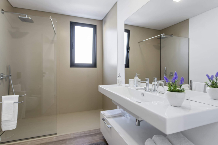 Bathroom 4, Searenity Vacations Home, Calheta