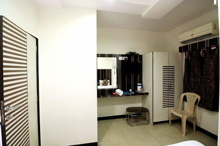 Others 4, Apple Suites, Mumbai Suburban