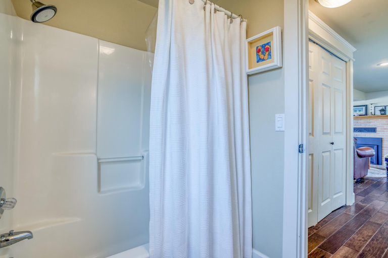 Bathroom, Chandler Beach House, Lincoln
