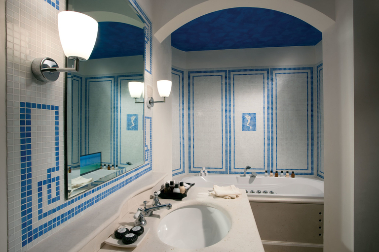 Bathroom 5, Grand Hotel Angiolieri, Napoli