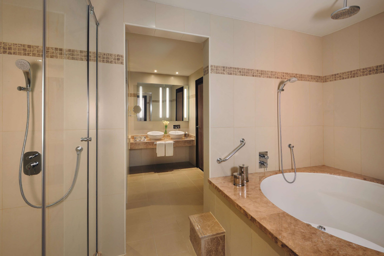 Bathroom 5, Avani Deira Dubai Hotel, Dubai