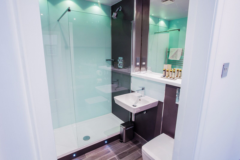 Bathroom 4, Red Hall Hotel, Bury