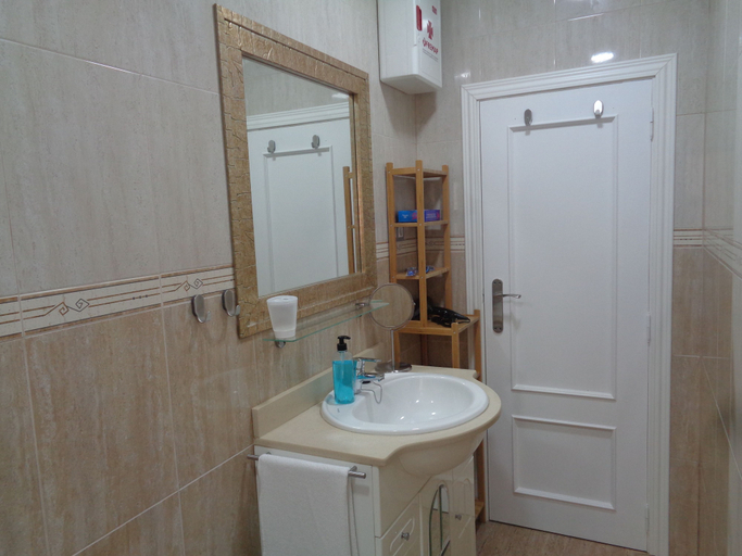Bathroom 4, JL Ciudad de las Artes, Valencia