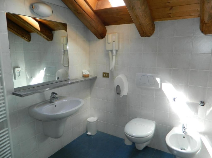 Bathroom 5, Monterosa Residence Hotel, Verbano-Cusio-Ossola