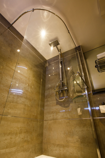 Bathroom 3, The Plough Rhosmaen, Carmarthenshire