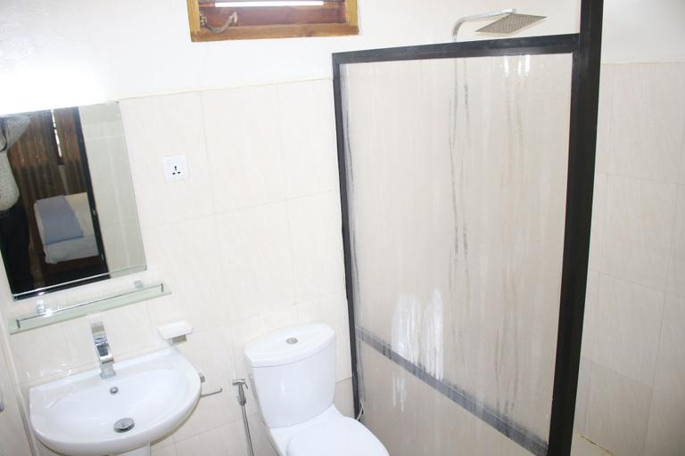 Bathroom 3, Under Water Safaris, Trincomalee Town and Gravets