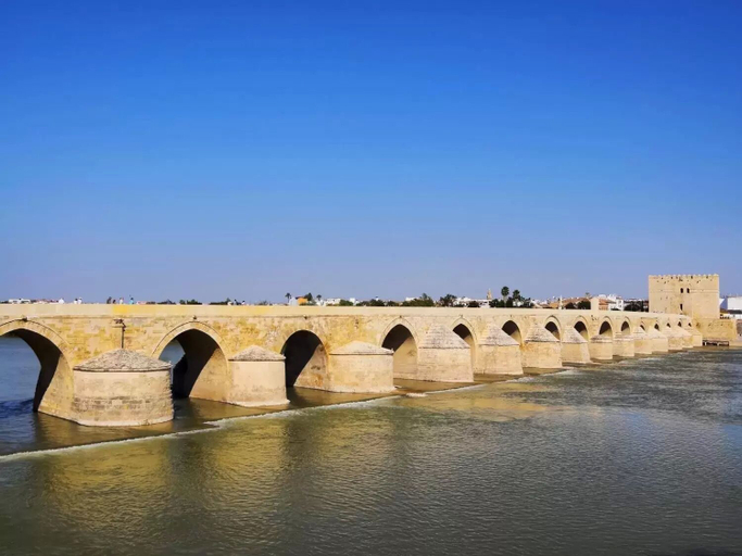 Others 5, Piso junto al Puente Romano y Mezquita con cochera, Córdoba
