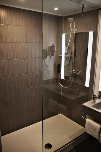 Bathroom 5, ibis Styles Puteaux Paris La Defense, Hauts-de-Seine