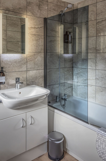 Bathroom, Modern 3-bed House on Tarporley High Street, Cheshire West and Chester