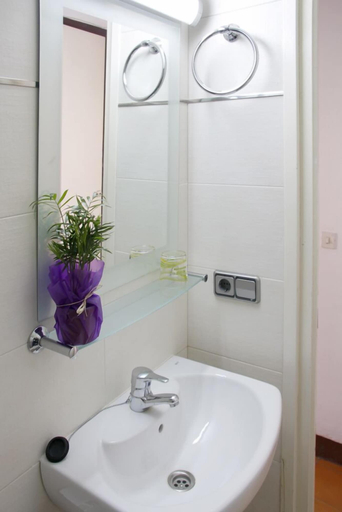 Bathroom 3, Can Setmanes, Girona