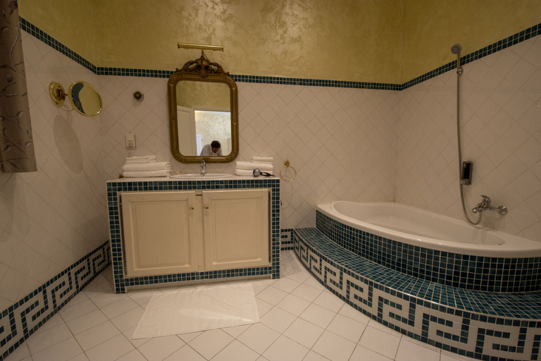 Bathroom 4, A L'OMBRE DU PALAIS, Vaucluse