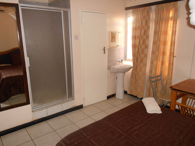 Bathroom 3, Wane Guest Lodge, Livingstone