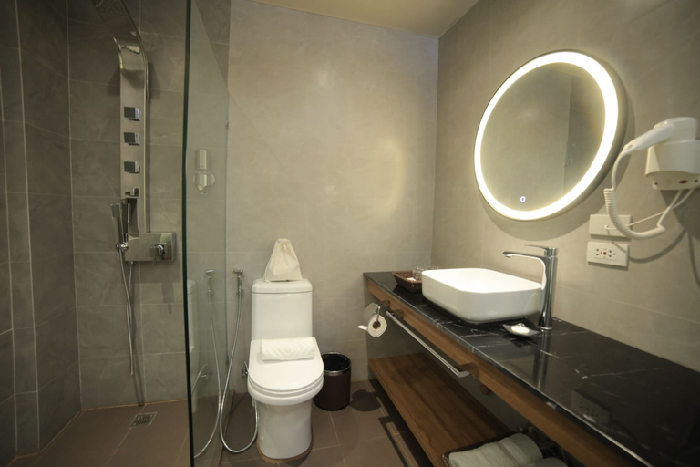 Bathroom 4, SureStay Plus Hotel by Best Western AC LUXE Angeles City, Mabalacat