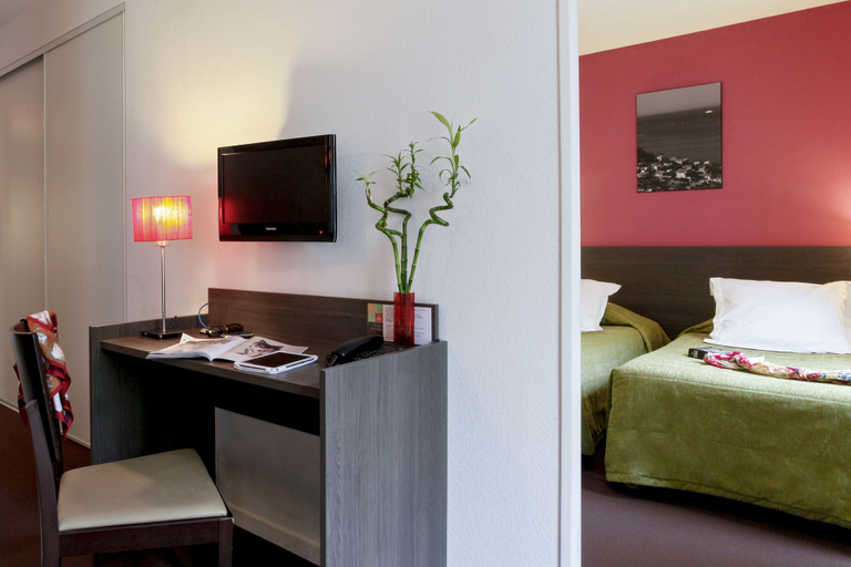 Bedroom 2, Aparthotel Adagio Access Marseille Saint-Charles, Bouches-du-Rhône