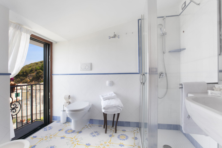 Bathroom 5, Villa Pane Resort, Napoli