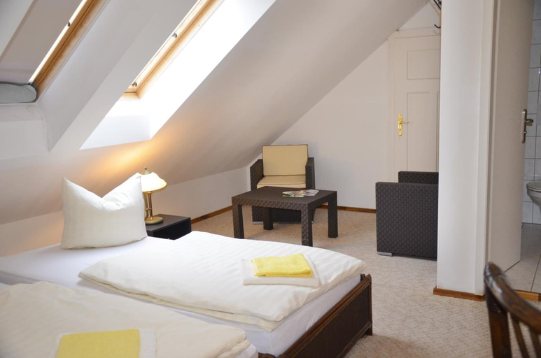 Bedroom 3, Hotel Restaurant Zur Hallenburg, Schmalkalden-Meiningen