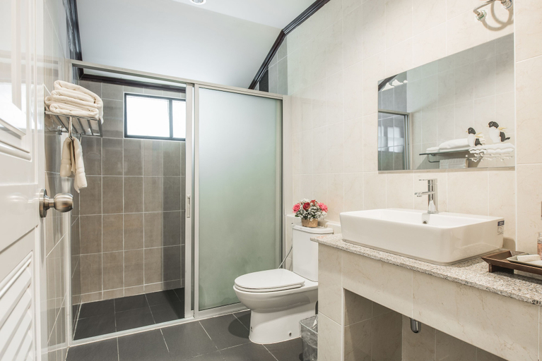 Bathroom 2, Gassan Khuntan Golf and Resort, Mae Tha