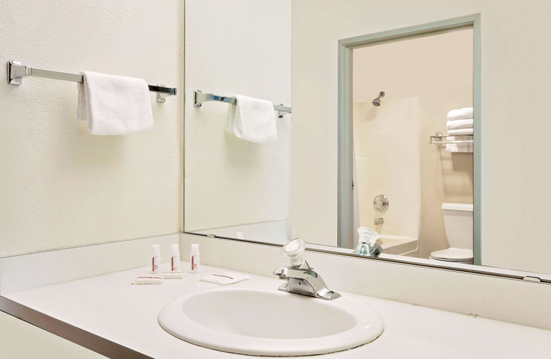 Bathroom 3, Super 8 by Wyndham Battle Mountain, Lander