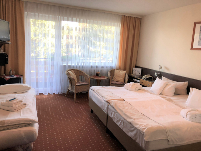 Bedroom 2, Ferienhotel Schwarzwälder Hof, Breisgau-Hochschwarzwald