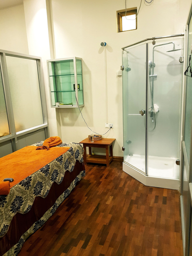 Bathroom 4, Famous Hotel Bagan, Myingyan