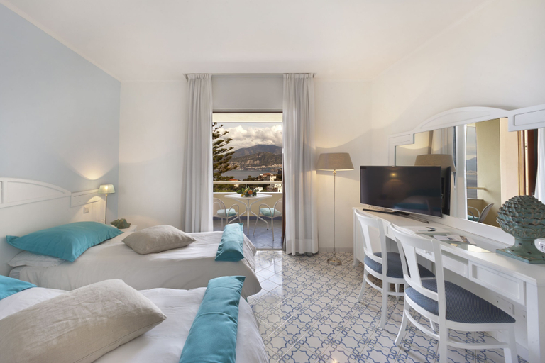 Bedroom 3, Grand Hotel Vesuvio, Napoli