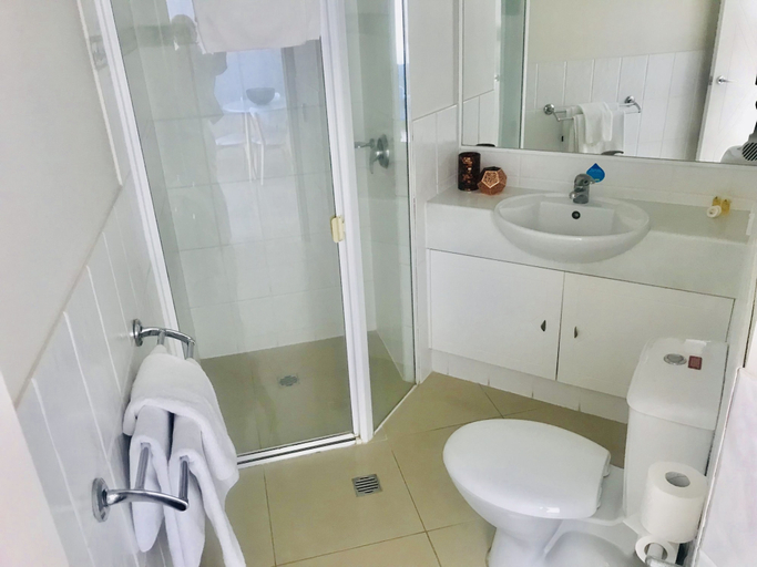 Bathroom 4, Regency on the Beach, Gold Coast