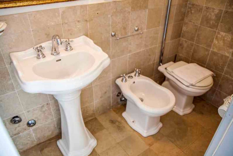Bathroom 4, Avola Antica, Syracuse